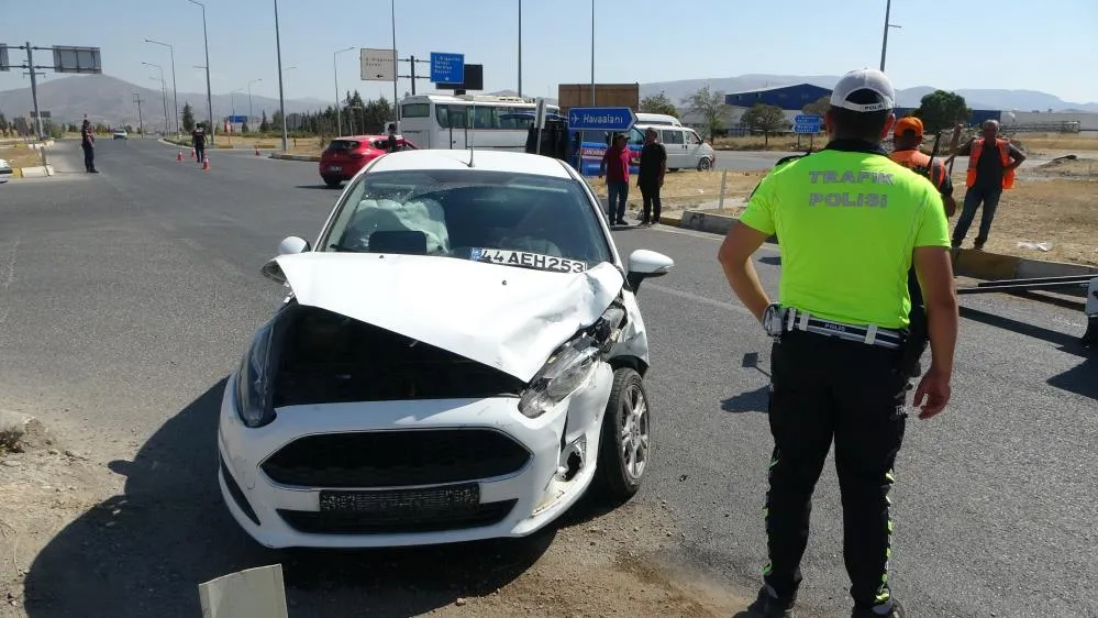 Hafif ticari araç ile otomobil çarpıştı