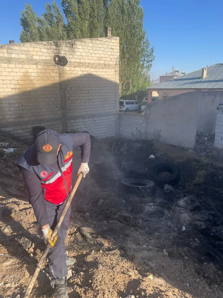 Van’da atık araç lastikleri yandı