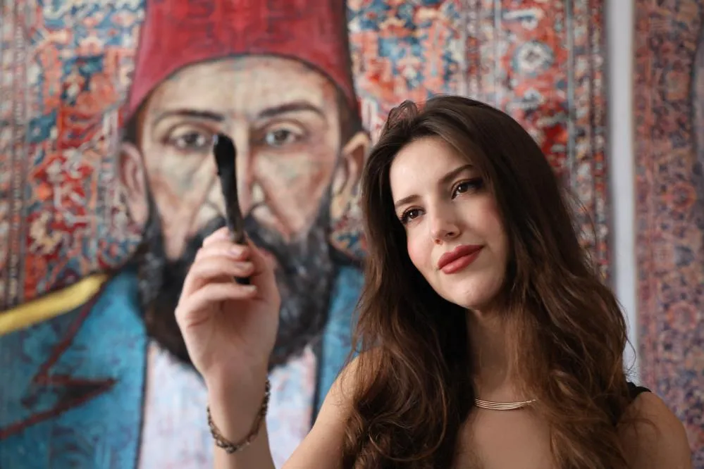 Halı üzerine portre çizimleriyle dünyaya açıldı