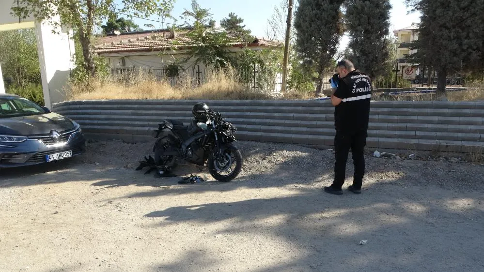 Servis aracına çarpan motosiklet sürücüsü ağır yaralandı