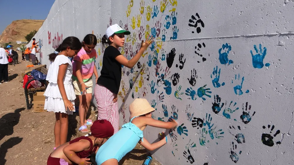 Van Gölü için çöp topladılar, duvar boyadılar