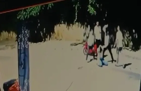 Erzincan’da 4 kişinin 1 kişiyi darp ettikleri anlar güvenlik kamerasına yansıdı