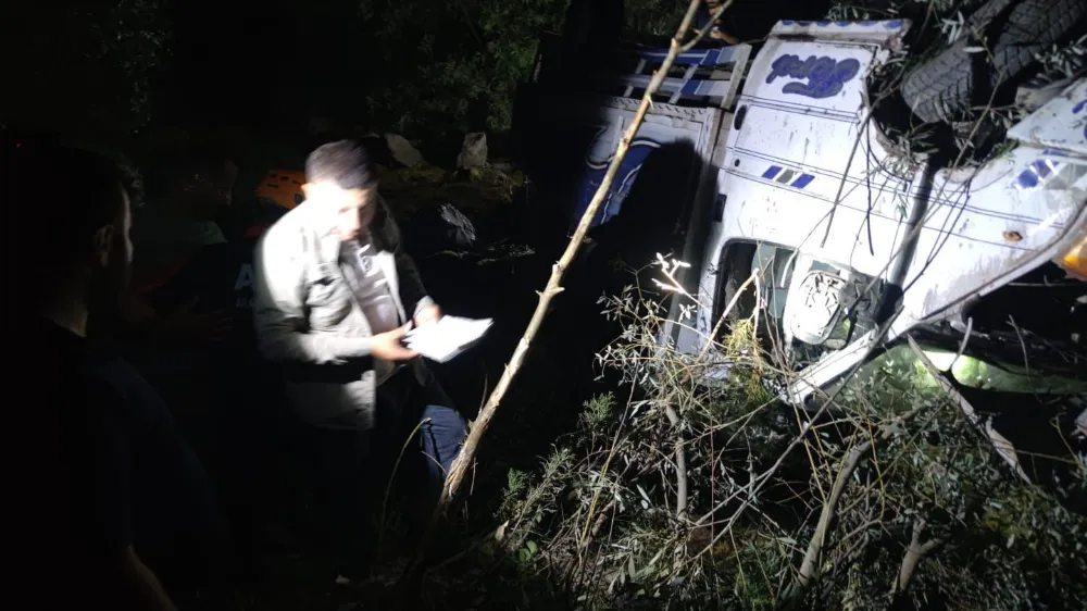 Hakkari’de kamyonet şarampole yuvarlandı: 2 yaralı