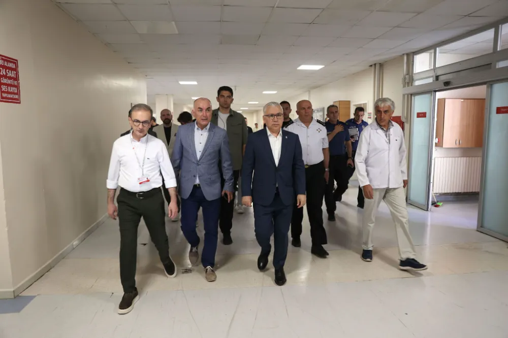Vali Şimşek, minibüs kazasında yaralananları hastanede ziyaret etti