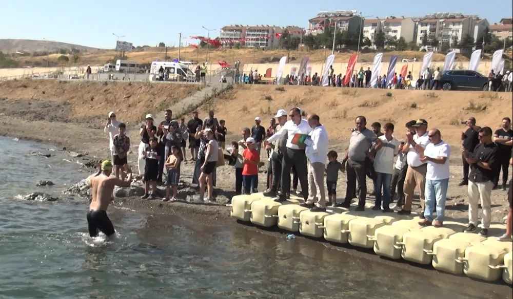 Merhum Vali Erol Karaömeroğlu anısına Van Gölü’nde yüzme maratonu