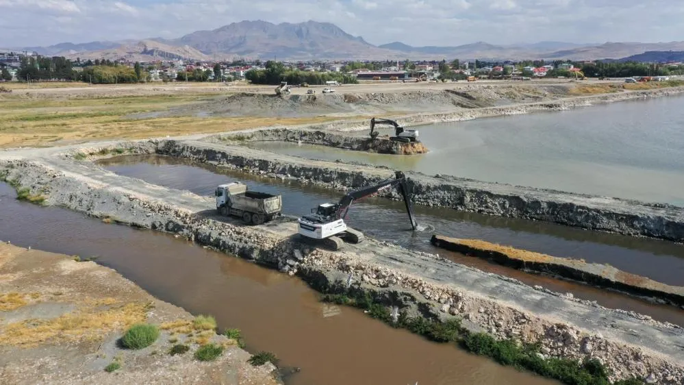 Van Gölü’nde dip çamuru temizliği devam ediyor