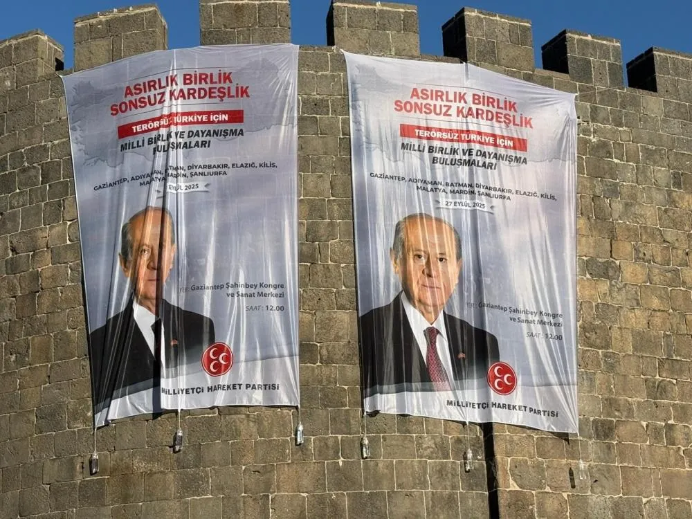 Diyarbakır surlarına Bahçeli’nin posterleri asıldı