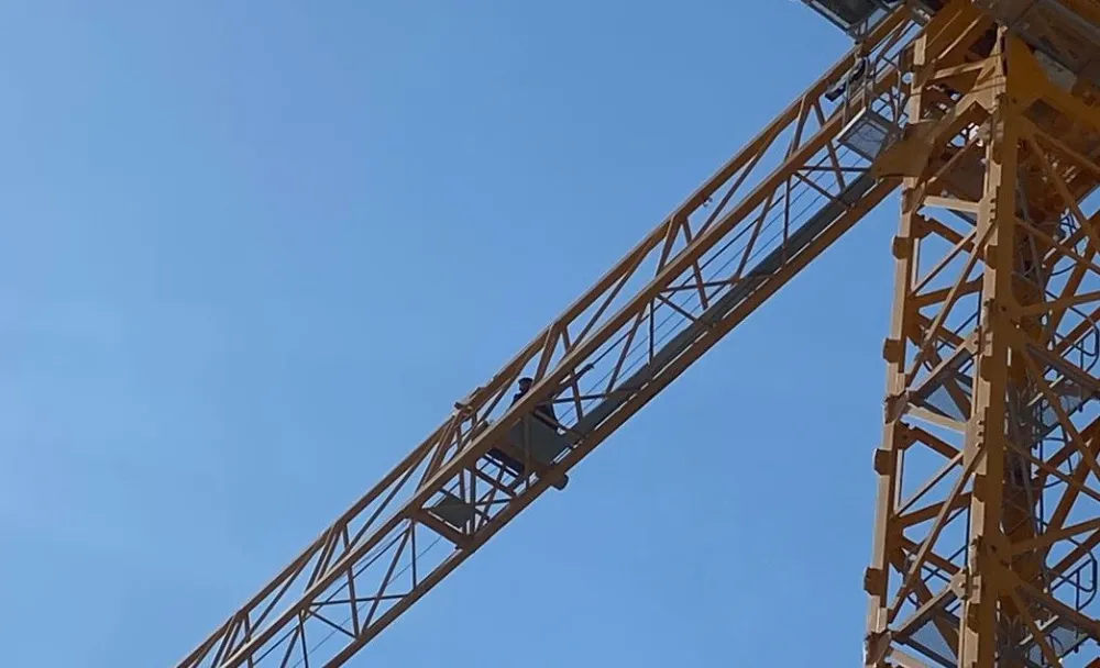 Parasını alamadığını iddia eden işçi kule vince çıktı